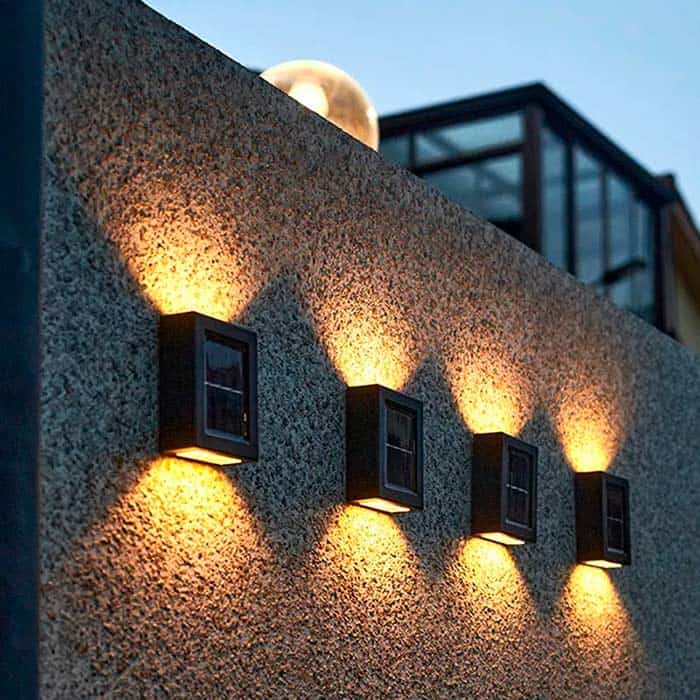 Solarna lampa se tijekom dana puni sunčevom energijom i počinje svijetliti kad padne mrak.